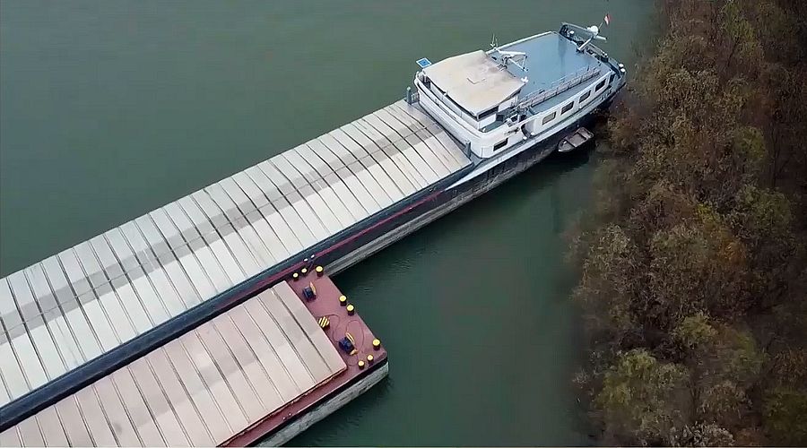 Моряци бедстват без пари и храна на арестуван кораб край Русе